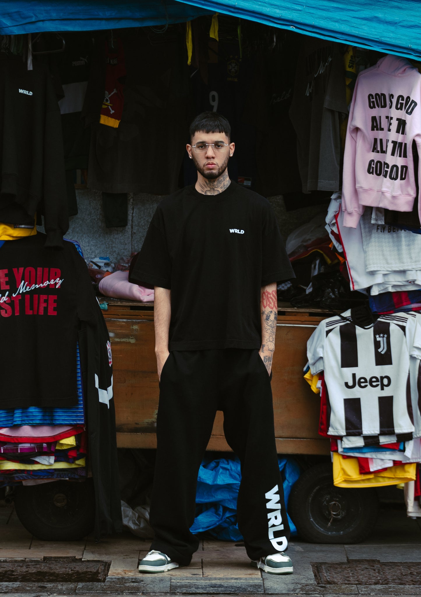 CAMISETA PRETA WRLD MEMORY